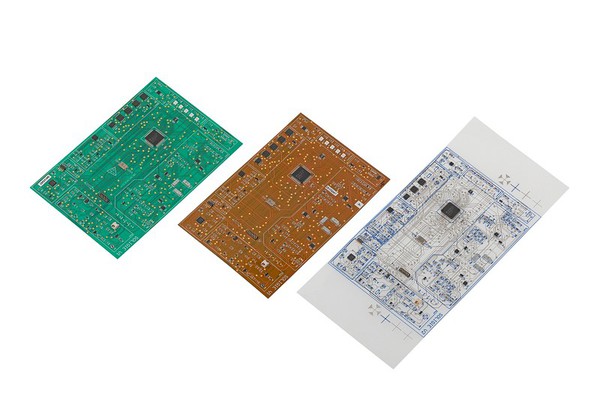 圖2 : 印刷電路技術的演變（圖左至右：PCB、FPC及PE 技術）