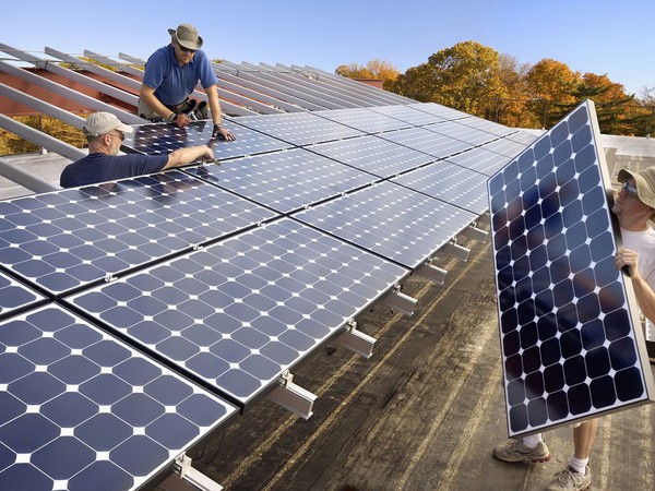 圖2 : 亞洲的太陽能與風力發電相關產業具備優越資通訊科技實力，使智慧能源系統在此區域發展更為成熟。（source：Investopedia）