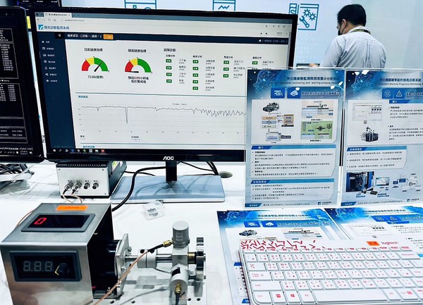 圖2 : 智慧機械雲提供整體解決方案，解決產業設備通訊及後端整合時間問題，圖為工研院與鳳記共同展出的「押出機參數監測與異常警示分析模組」。（source：工研院）