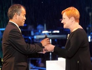 中村修二(左)從芬蘭總統Tarja Halonen(右)手中領取千禧年科技獎 BigPic:350x267