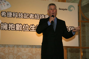 Seagate台湾及南韩区域总经理Brian Wickman正在分析Maxtor OneTouch 4技术内容。（Source：HDC） BigPic:499x333