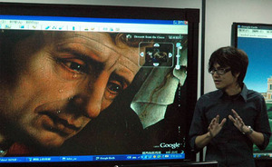 電子白板可拉近距離放大藝術作品，連信徒在耶穌受難時流下的眼淚，也都清楚可見 BigPic:500x307