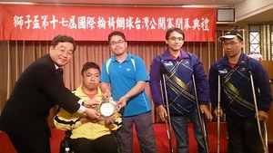 台灣NEC紀駿德本部總經理頒發優勝選手獎座