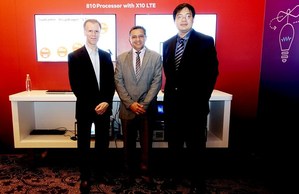 （左一）Peter Carson, Qualcomm Marketing Sr Director；（左二）Amir Ghanouni, R&S Global Account Manager；（左三）姜政宏, R&S行動終端量測部資深業務經理