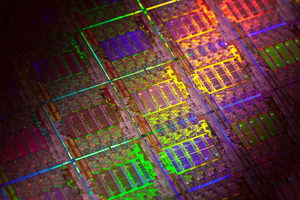 ‧较宽的多工器、循序切换、大型静态随机存取记忆体(LSRAM)、μSRAM和数学运算