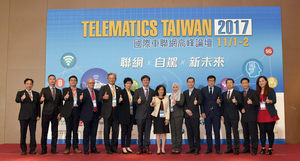 Telematics Taiwan 2017國際車聯網高峰論壇今天上午開幕,台灣車聯網產業協會理事長林郭文艷(右七)及科技部政務次長許有進(左七)與大會貴賓合影