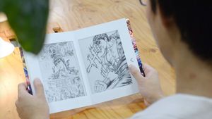 电子纸阅读器复制传统漫画翻阅习惯，将两片7.8寸的电子纸显示器作成书本开合的样式。