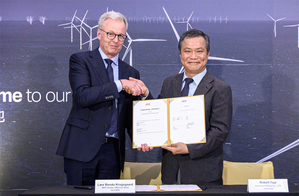 MHI Vestas Offshore Wind共同执行长Lars Bondo Krogsgaard（左）与上纬国际投资控股董事长蔡朝阳（右）签订合约