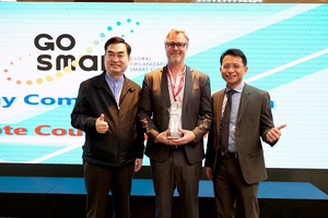 GO SMART Award 2019台北市获得殊荣与合作单位合影，由左至右为：台北市??市长??家基、阿姆斯特丹City Innovation Exchange Lab Paul Manwaring、台北市资讯局局长吕新科