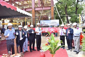 與會貴賓合影，左四為國研院王永和院長，左五為成功大學蘇芳慶副校長