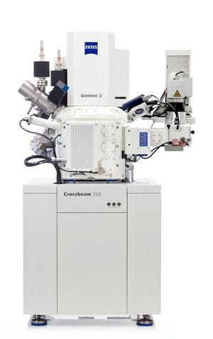 蔡司Crossbeam Laser FIB-SEM為先進半導體封裝加速封裝失效分析及製程優化。透過將飛秒雷射、鎵離子FIB與場發射電子顯微鏡整合成單一工具，以提供最快速的指定區域橫切面工作流程。