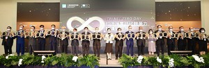 工研院今举办ITRI NET ZERO DAY「打造净零时代竞争力」论坛暨特展，图为与会贵宾合影。