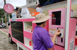 台東縣政府「TCar行動智能車」首場出勤，開跋至金峰鄉正興文健站提供移動式服務。