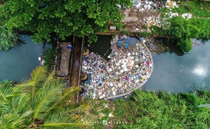 Plastic Fischer 開發用於建造漂浮屏障的模組化系統「TrashBoom」追求三 L 方法—當地（local）、低技術（low-tech）和低成本（low-cost），可節省碳排放、時間和金錢，並確保快速維修和可擴展。