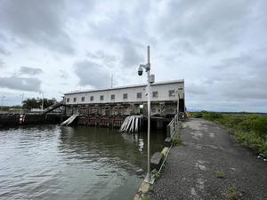 屏東縣林邊抽水站建置監控設施（CCTV）採用先進的感測技術，出水口監控設施即使在夜間也能夠提供良好可視範圍。