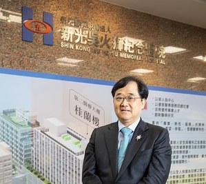 新光医院??院长洪子仁表示，与远传电信携手完成医疗数位转型，提升医疗照护品质，并打造绿色机房，致力实践ESG。