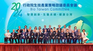 2024 BTC會議以「智慧創新、生醫永續、健康台灣」三大議題為主軸，期望結合生醫與智慧創新科技，以跨部會合作協助產業跨域整合。圖為與會貴賓合影。圖二為國科會主委吳誠文致詞。