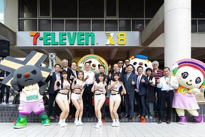 7-ELEVEN未來超商X-STORE 8在海洋大學開幕；圖二為海大師長入店體驗，圖中左為海大副校長冉繁華，中右為統一超商營運群群總經理謝蓮塘合影。