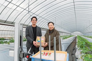 花蓮縣長徐榛蔚(右)拜訪日本福岡Inak system株式會社的自動化智慧農場，圖二為Inak system逐步將過去累積工廠及物流自動化的經驗用於智慧農業領域，以解決農業高齡化與人手不足問題。